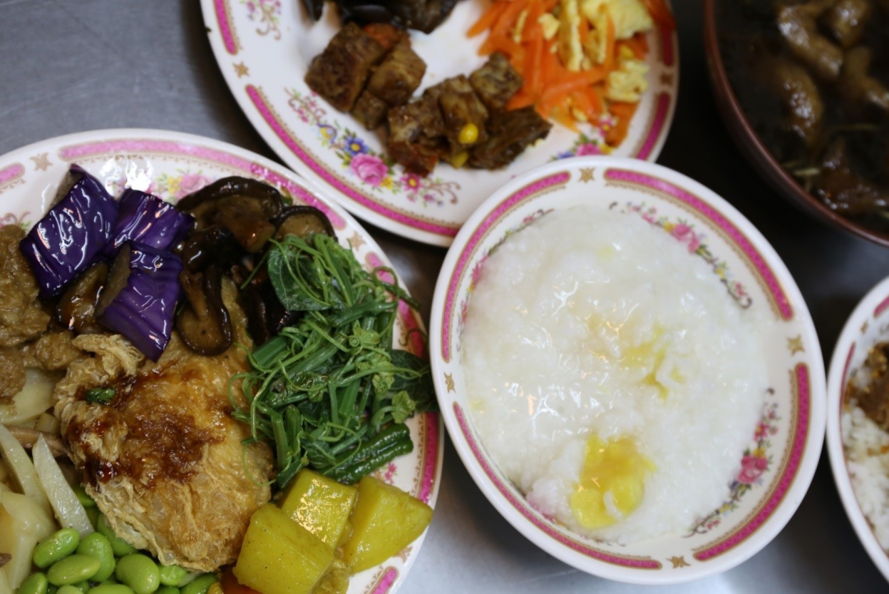 紫音素食的稀飯在 8 點前就會完售，早起鳥兒才吃得到的限定粥品。.jpg